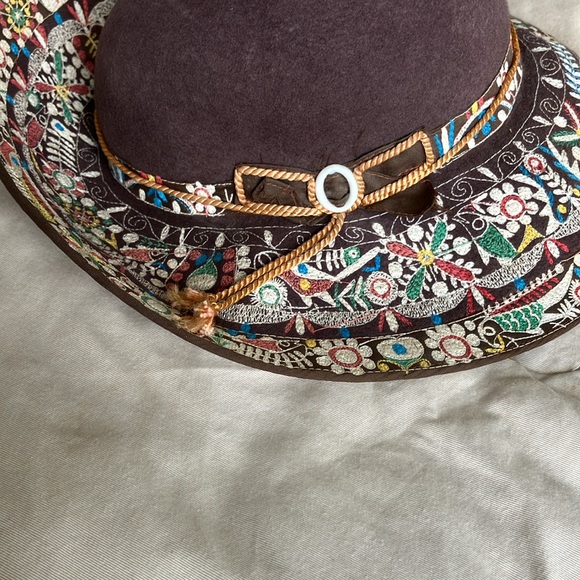 Felt embroidered hat - Picture 3 of 8